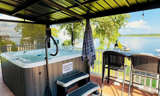 Jonesboro House | Luxury lake escape- golf cart,private beach area,boathouse,fishing lights,kayaks