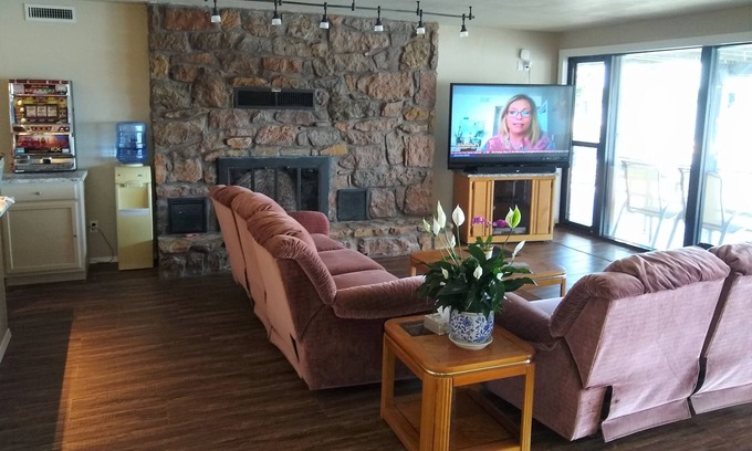 Afton Resort | Luxury lake front at the corner of Duck Creek and the main lake.