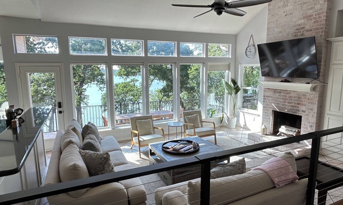 Hickory Creek House | Luxury Lake Front Getaway close to Dallas, Frisco, Little Elm