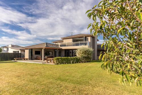 Huntingdon House | Luxury Lake Hood Holiday Home