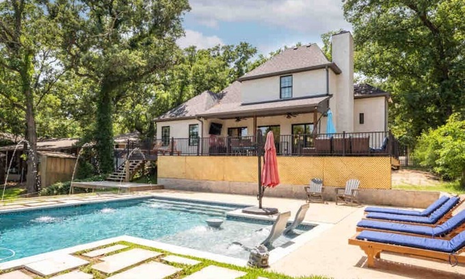 Gun Barrel City House | Luxury Lake House with Pool & Game Room
