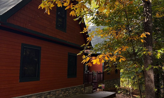 Scottsville House | Luxury Lake House w/DOCK. DIRECT LAKE ACCESS/Tennis/PICKLEBALL/Basketball Court