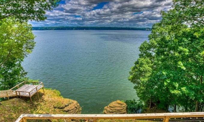 Muscle Shoals House | Luxury Lake Stay near RTJ Golf Course