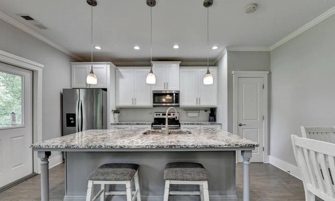 Buford House | luxury lake view. 6 sleep 3 bedroom 2kings 1Queen bed