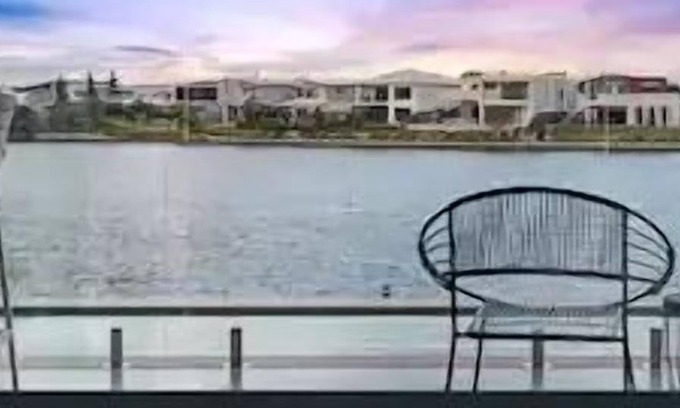 Birtinya Apartment | Luxury Lake View - with pool -Sunshine Coast