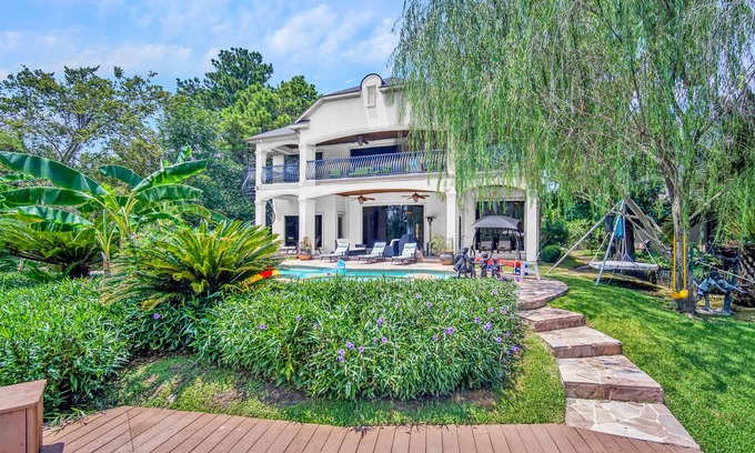 Panther Creek House | Luxury Lake Woodlands Retreat, with Tropical Heated Pool, Jacuzzi & Cinema!