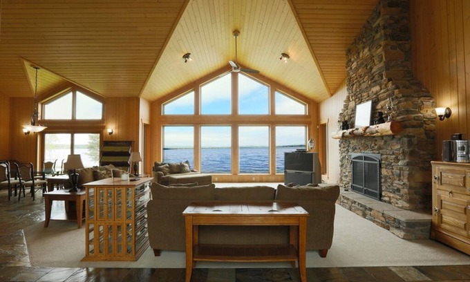 Falcon Lake Cabin | Luxury Lakefront Cabin on Falcon Lake