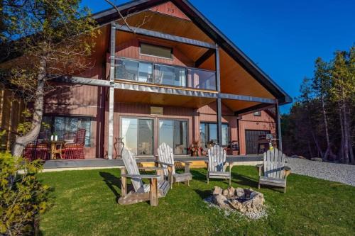 South Bruce Peninsula House | Luxury Lakefront Cottage - The Shining Star