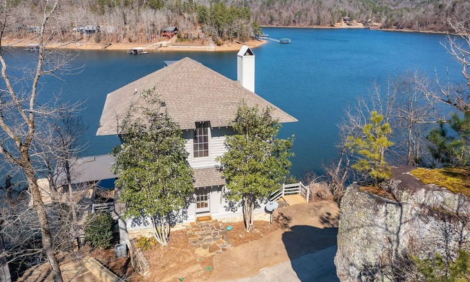 Crane Hill House | Luxury Lakefront Family Retreat at Smith Lake
