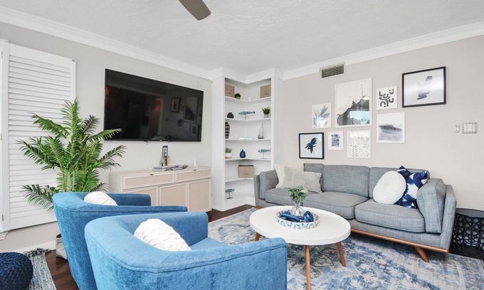 April Sound House | Luxury Lakefront - Game Room - 7 beds - Hot tub - Kayaks - Dock