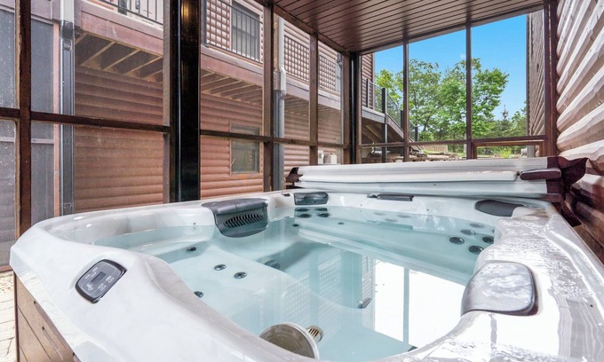 Lampe House | Luxury Lakefront Resort Chalet 8~2 Pools~FREE Amenities~Dock~Kayaks~Waterslide