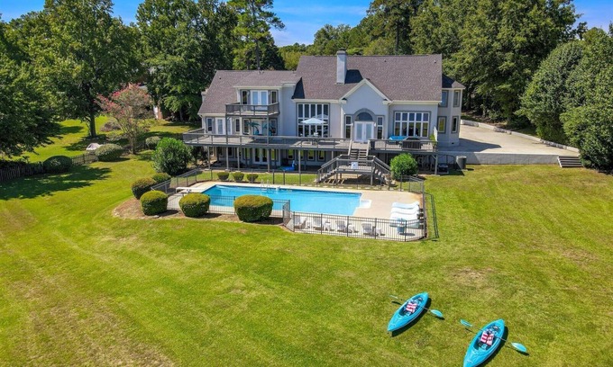 Evans House | LUXURY LAKESIDE ESCAPE: POOL, KAYAKS, BILLIARD & MORE - MASTERS GOLF RETREAT