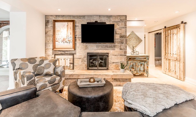 Oro-Medonte House | Luxury Lakeside Executive Suite