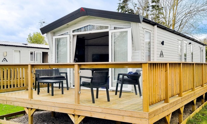 Swinton Cabin | Luxury Lakeside Lodge - Fishing Lake - Pet Friendly - 5 Miles From Flamingo Land