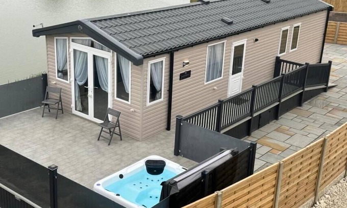 Addlethorpe Apartment | Luxury Lakeside Lodge 2
