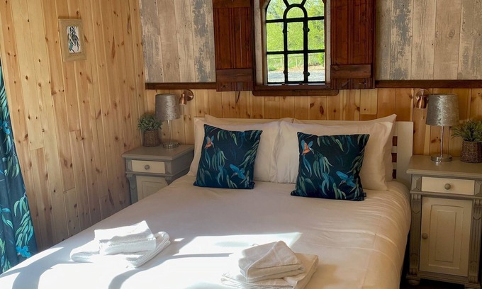 Dilton Marsh Ski Chalet | Luxury Lakeside Lodge KINGFISHER, with Hot Tub