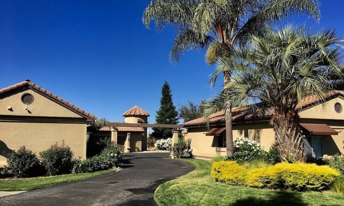 Paso Robles House | Luxury Lakeside Retreat, Sleeps 6