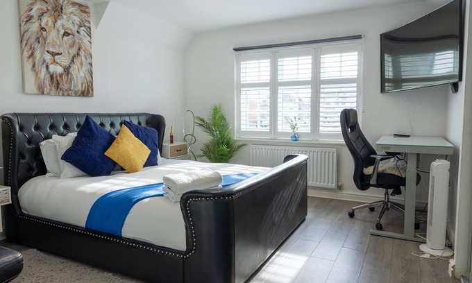 Basildon House | Luxury Langdon Hill Retreat | Jacuzzi Hot Tub| Gym Equipment | Basildon