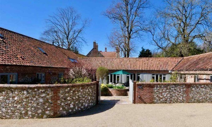 Fakenham House | Luxury Large Barn Close to North Norfolk Beaches