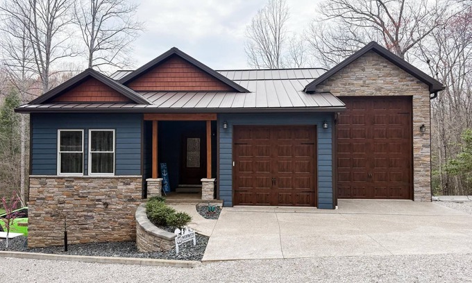 Corbin House | Luxury Laurel Lake Retreat-Private Home Near Holly Bay w Fishing Pond EV CHARGER