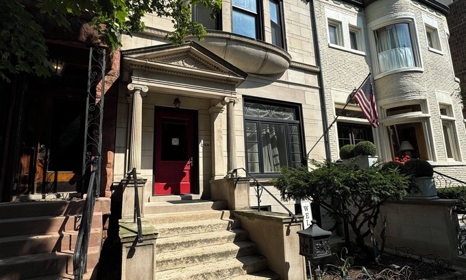 Lincoln Park Apartment | Luxury Lincoln Park Retreat 2 Bedroom 2 Living Room Dublex