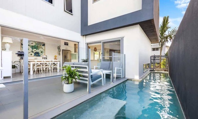 Birtinya House | Luxury Living with Heated Pool in Birtinya