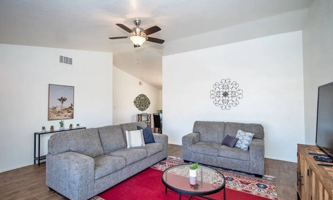 Yuma East House | LUXURY Living 2