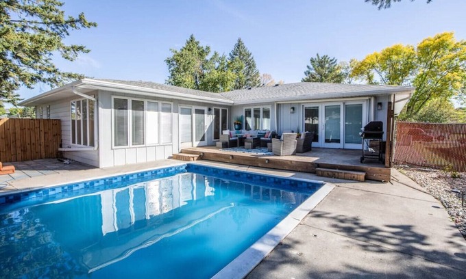 Fargo House | Luxury Living: Central 5 Bedroom Pool House