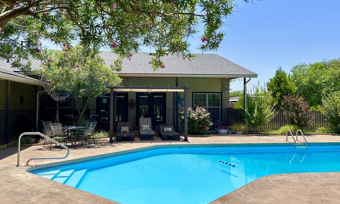Wolfforth House | Luxury Living in a Country Setting and Minutes to Lubbock!
