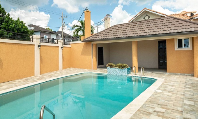 Norbrook Apartment | Luxury Living Modern & Contemporary Home with Brand New Pool in Manor Park