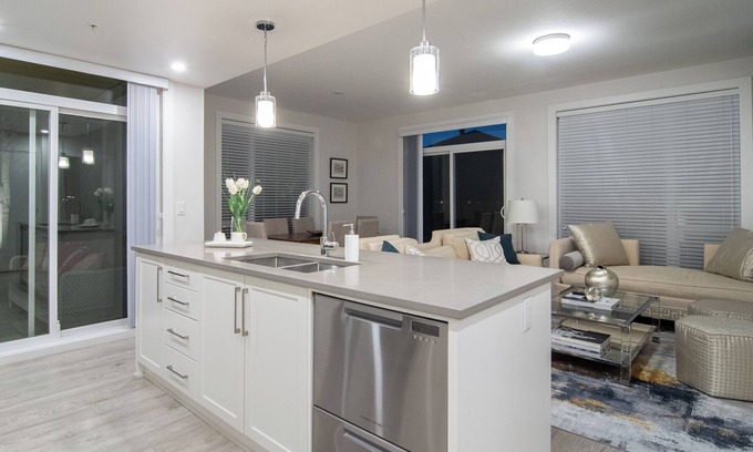 Abbotsford Apartment | Luxury Living near the LAKE