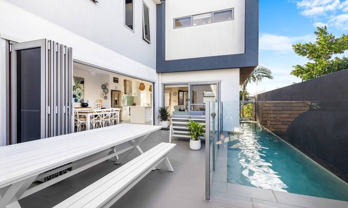 Birtinya House | Luxury Living with Heated Pool Birtinya