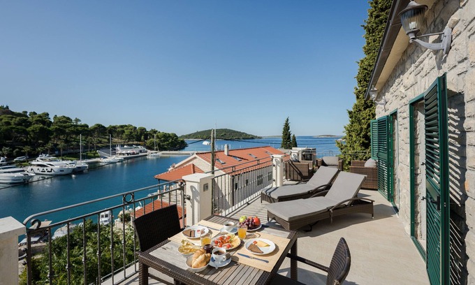Maslinica House | LUXURY LOCATION: BAY, CASTLES & YACHTS OF MASLINICA BEFORE YOU * A DREAM!