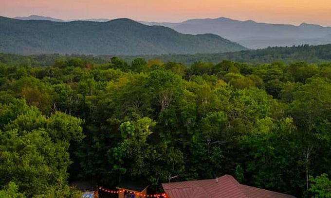 East Haven Rutland County Ski Chalet | Luxury & Location-Secret Door to A Large Speakeasy