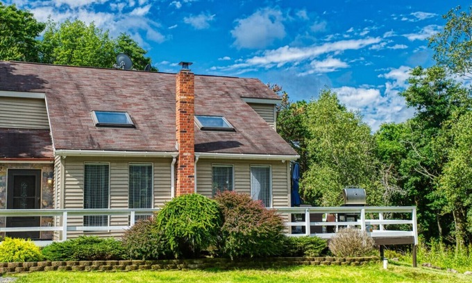 Tunkhannock Township House | Luxury Lodge for Family Getaway