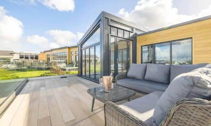 Windsor House | LUXURY LODGE ❤ HOT TUB & STUNNING MARINA VIEWS ❤