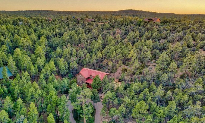 Sierra Pines Cabin | 🏆 LUXURY LODGE - SLEEPS 22 - 5,000 SQ FT - 6BD 4BA - GAME THEATER - 1.5 ACRES