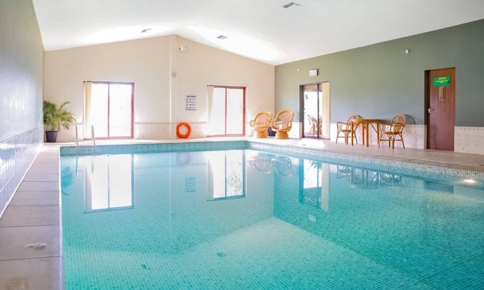 Upper Battlefield Ski Chalet | Luxury lodge with king-size bed with en suite shower.