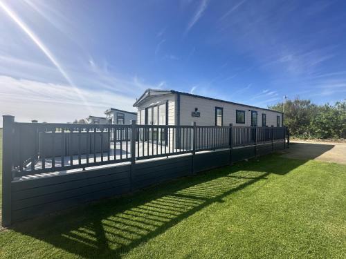 Hopton Cabin | Luxury Lodge With Stunning Full Sea Views In Suffolk Ref 20234Bs