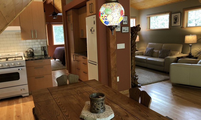 Quathiaski Cove Cottage | Luxury Loft - Quiet rural setting - 5 min from the beach!