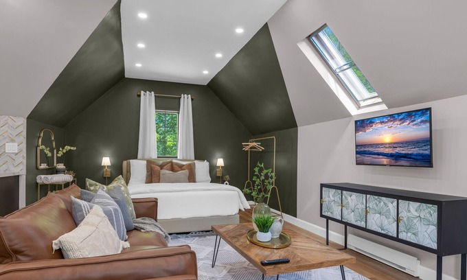 Fort Erie Apartment | Luxury Loft - Romantic Winter Retreat w/ Hot Tub