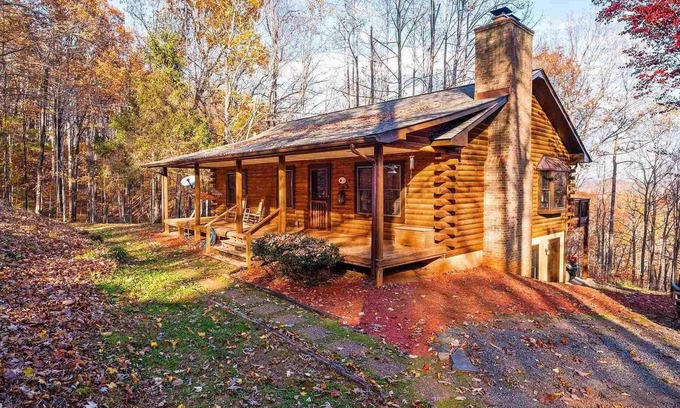 Lovingston Cabin | Luxury Log Cabin Getaway: Near Wintergreen Resort & Shenandoah Valley