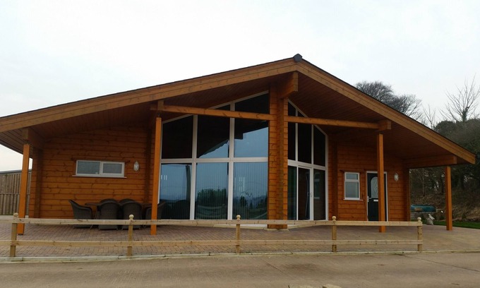Bonvilston Cabin | Luxury log cabin in beautiful surroundings with stunning views near Cardiff.