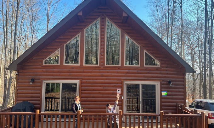 Wallenpaupauk Lake Estates Cabin | Luxury Log Cabin w/Outdoor Jetted Hot Tub & Indoor Jacuzzi Bath-New Construction
