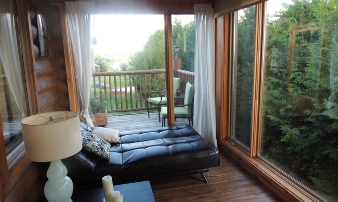 Grey Highlands Cottage | Luxury Log Cottage & Sauna On Private Trout Lake