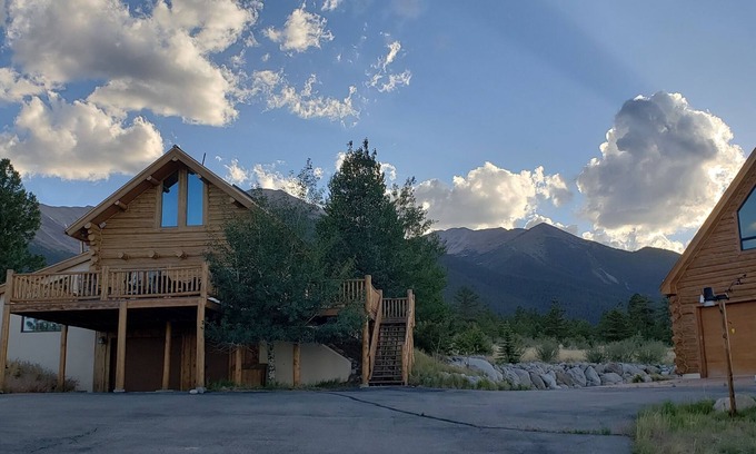 Buena Vista House | Luxury Log Home at Foot of Mt. Princeton
