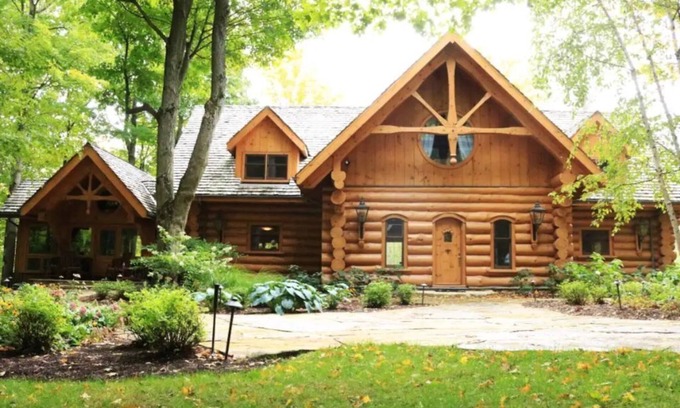 Mulmur House | Luxury Loghouse in the woods
