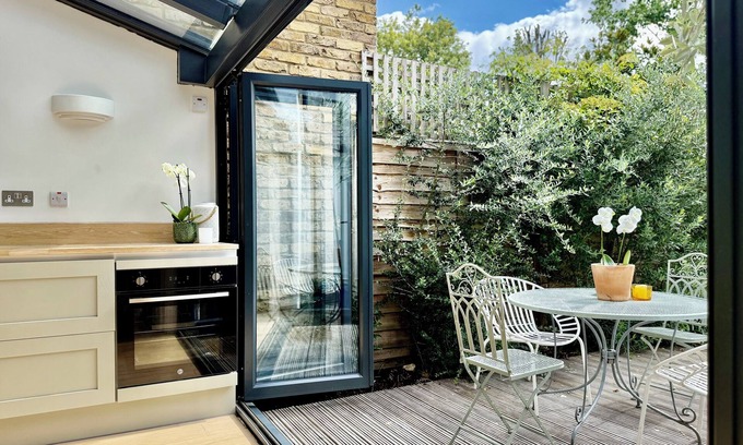 North Richmond Apartment | Luxury London 4 db/3bathroom Apartment w Garden/Parking (child/pet friendly!)