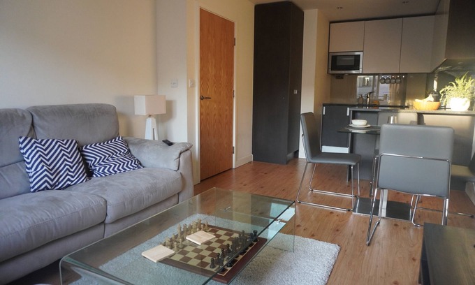 Whittington Apartment | Luxury London flat 5 mins walk to Tube Underground
