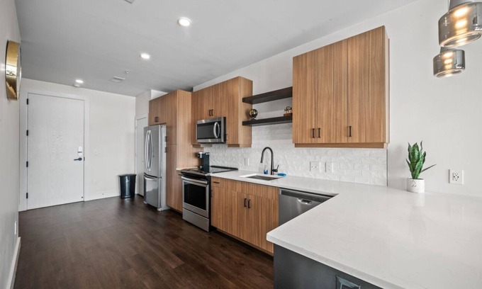 Westside Apartment | luxury low rise apartment located in the heart of Midtown.Perfect for travel